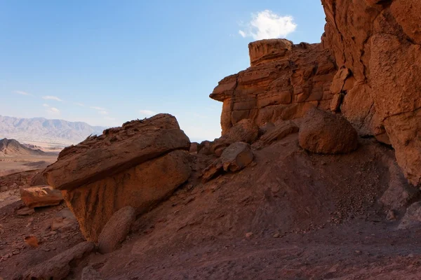 Rocher orange pittoresque dans le désert de pierre — Photo