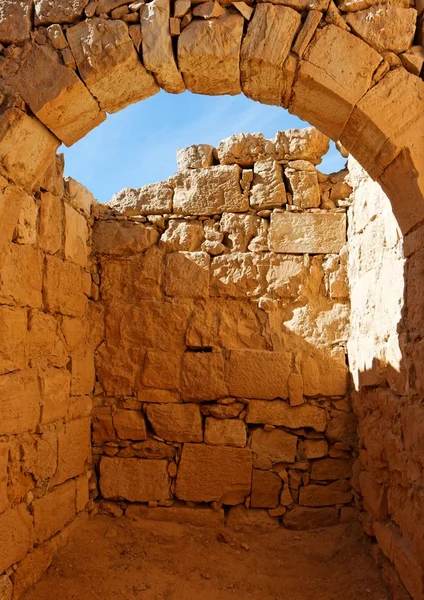 Arco e parede de pedra antiga — Fotografia de Stock