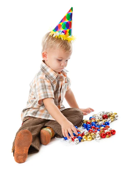 Маленький мальчик в шляпе Санты и игрушке — стоковое фото
