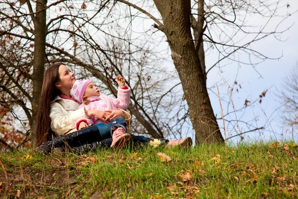 Mutter und Tochter in einem Park — Stockfoto