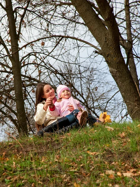 母亲和女儿在公园 — 图库照片