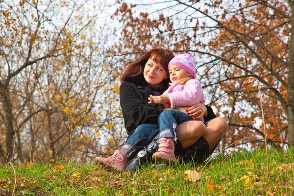Mutter und Tochter in einem Park — Stockfoto