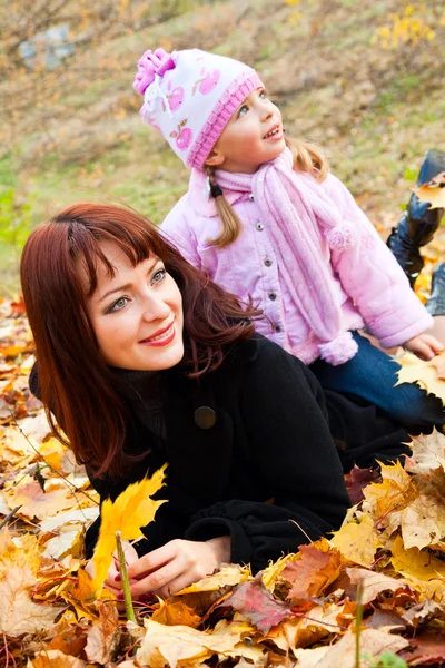 Mother and daughter in a park — Stock Photo, Image