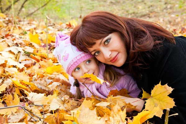 Moeder en dochter in een park — Stockfoto