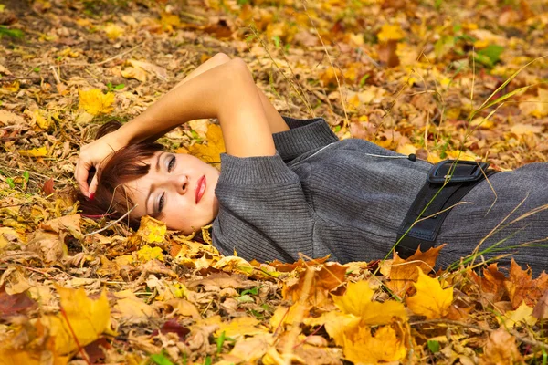 La femme est allongée dans les feuilles — Photo