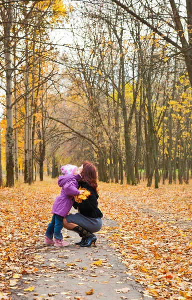 Mère et fille dans un parc — Photo
