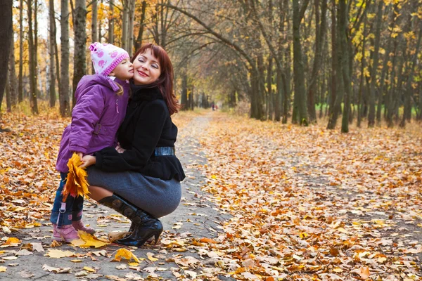 Madre e hija en un parque —  Fotos de Stock