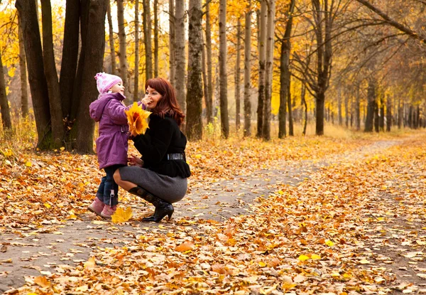 Mother and daughter in a park — Stock Photo, Image