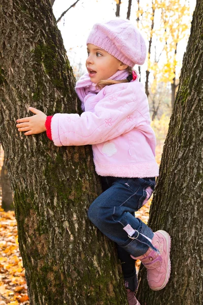 Malá holka v parku — Stock fotografie