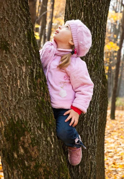 Petite fille dans le parc — Photo