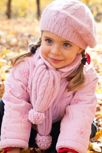Kislány a parkban. — Stock Fotó