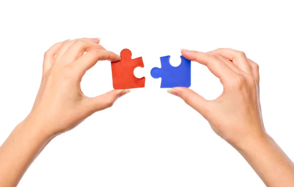 Mani con due puzzle — Foto Stock