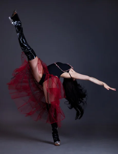 Νεαρή γυναίκα χορεύτρια — Φωτογραφία Αρχείου
