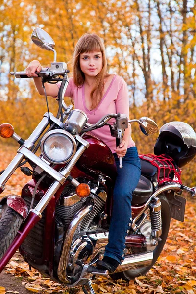 在摩托车上年轻漂亮的女孩 — 图库照片