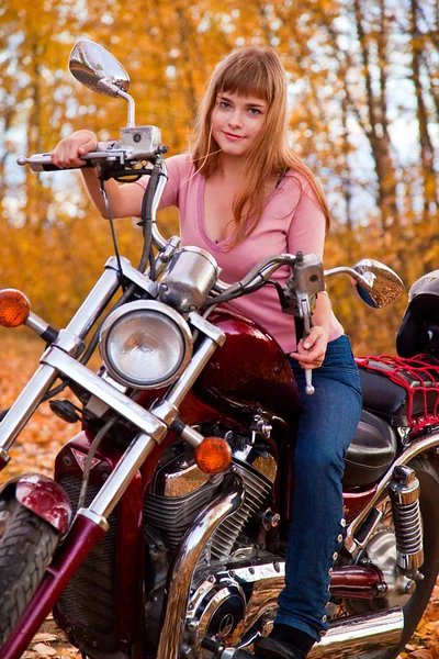 Joven hermosa chica en motocicleta — Foto de Stock