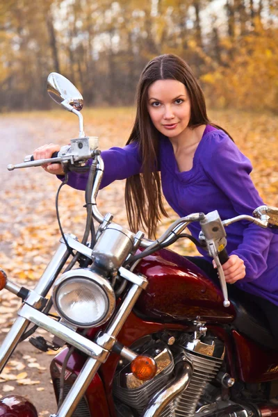 Güzel kadın motorcu — Stok fotoğraf