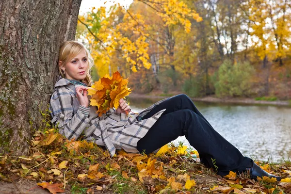 Κορίτσι κοντά σε ένα δέντρο — Φωτογραφία Αρχείου