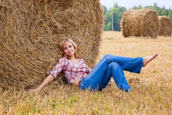 女人躺在一根稻草 — 图库照片