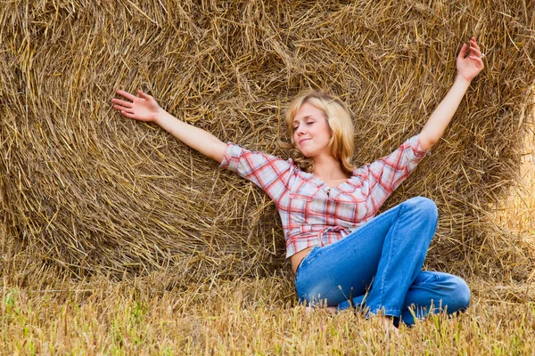 女人躺在一根稻草 — 图库照片