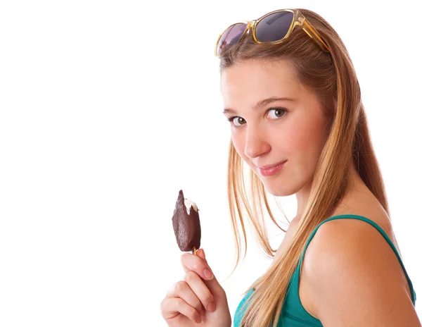 L'adolescente sta mangiando gelato. Isolato — Foto Stock