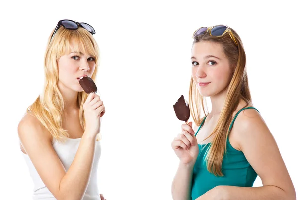Duas adolescentes estão comendo gelado — Fotografia de Stock
