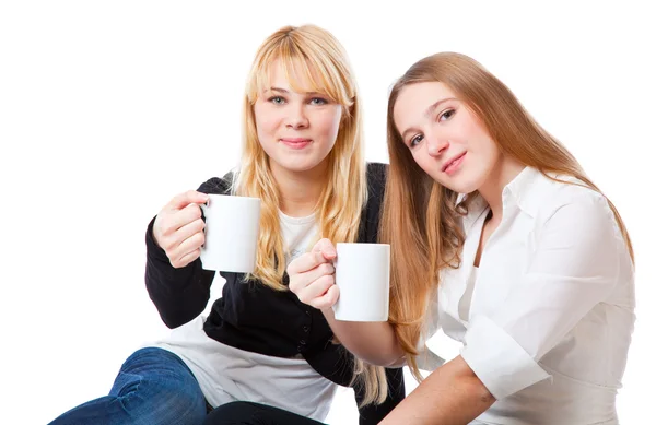 2 人の十代女の子はお茶を飲んでいます。 — ストック写真