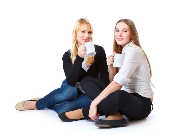 Duas meninas adolescentes está bebendo chá — Fotografia de Stock