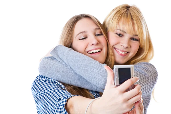 Две девочки-подростка фотографируются на — стоковое фото