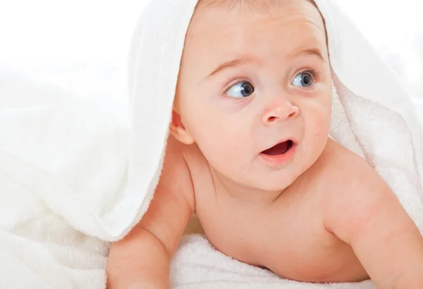 Μικρό παιδί στην πετσέτα μπάνιου — Φωτογραφία Αρχείου