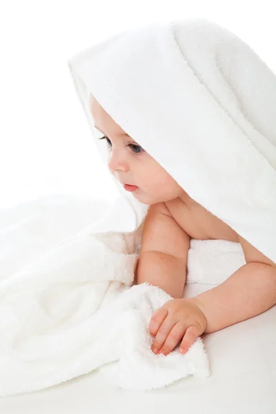 Маленький мальчик в полотенце — стоковое фото
