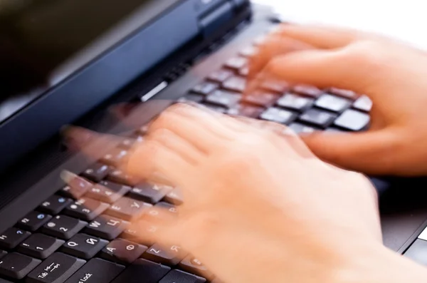 Mãos digitando em um laptop — Fotografia de Stock