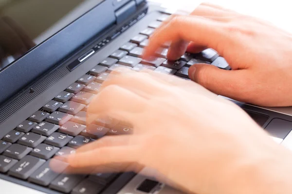 Handen typen op een laptop — Stockfoto