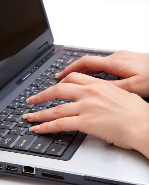 Händerna skriva på en bärbar dator — Stockfoto