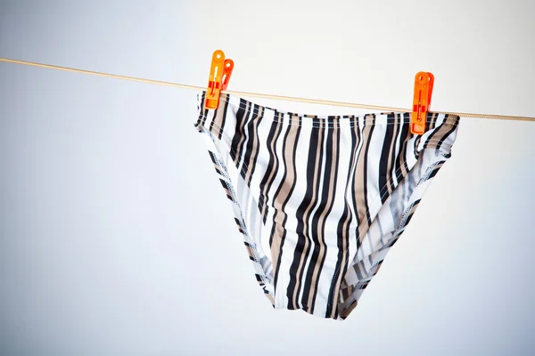 Kalhotky visí na prádelní šňůře — Stock fotografie
