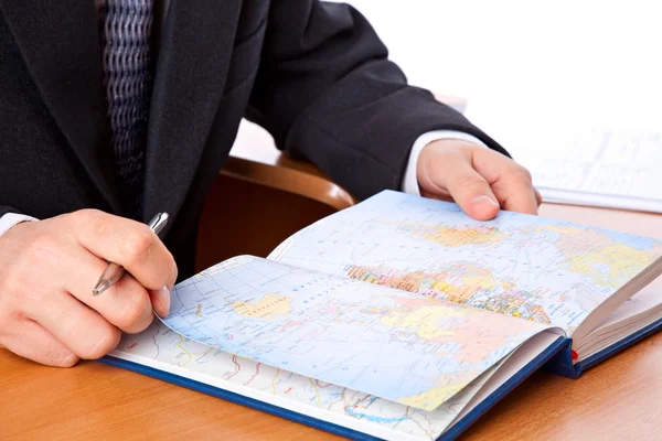 Businessman está buscando en el mapa — Foto de Stock