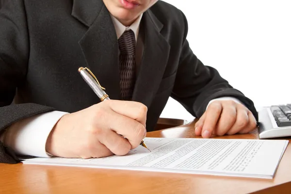 Üzletember kezét a szerződés aláírása. — Stock Fotó