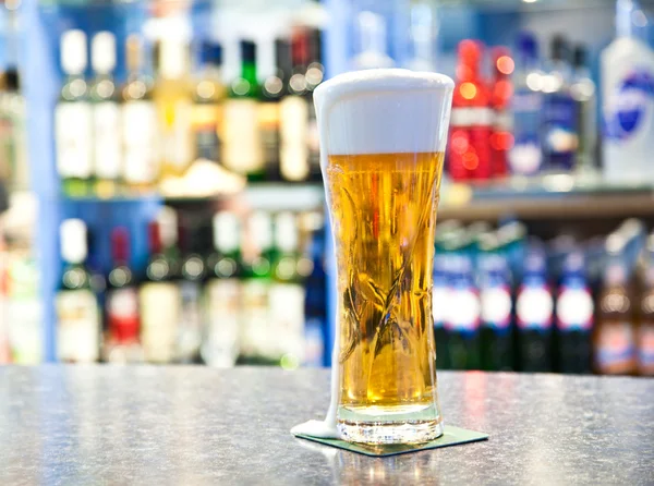 Cerveja em vidro — Fotografia de Stock