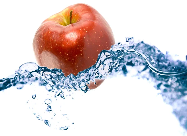 在水中的苹果 — 图库照片