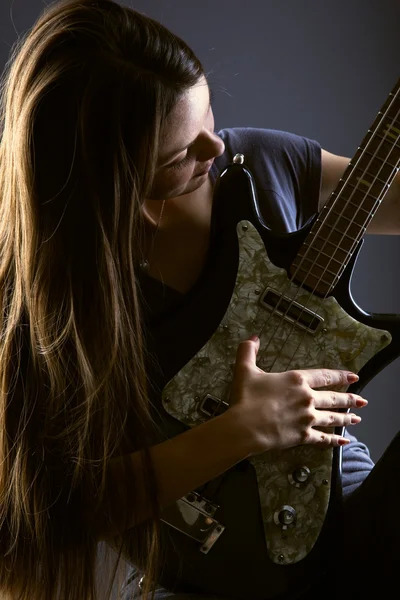 Mujer con guitarra eléctrica —  Fotos de Stock