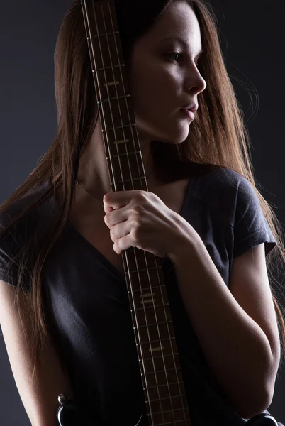 Žena s elektrickou kytarou — Stock fotografie