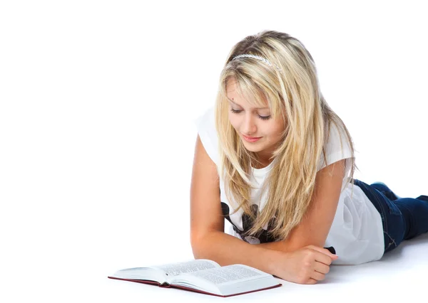 Mädchen liest Buch — Stockfoto