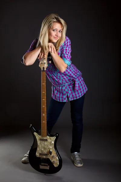 Adolescente com guitarra elétrica — Fotografia de Stock