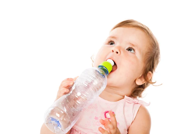 Kleines Mädchen trinkt aus Flasche — Stockfoto