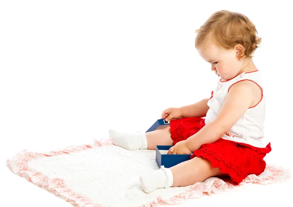 Malá dívka hra na koberec — Stock fotografie