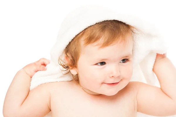 Маленькая девочка в полотенце — стоковое фото