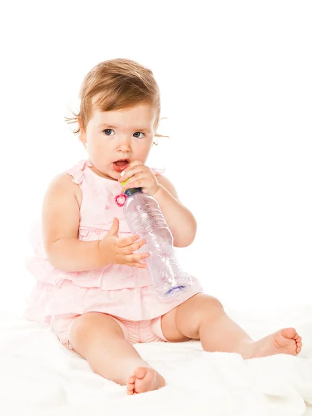 Küçük kızı Şişeden içme — Stok fotoğraf