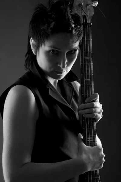 エレキギターを持つ女性 — ストック写真