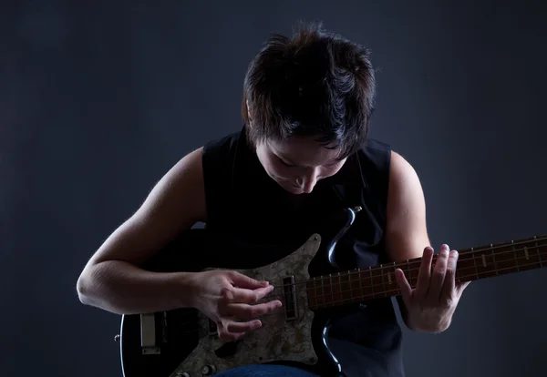 Mujer con guitarra eléctrica — Foto de Stock