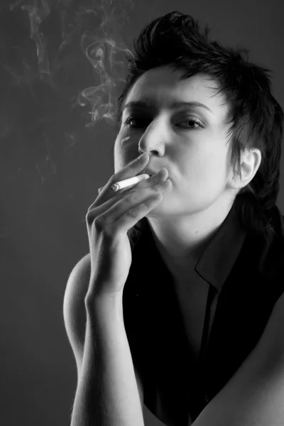 Красивая молодая женщина с сигаретой — стоковое фото