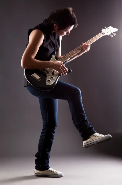 Kobieta z gitarą elektryczną — Zdjęcie stockowe